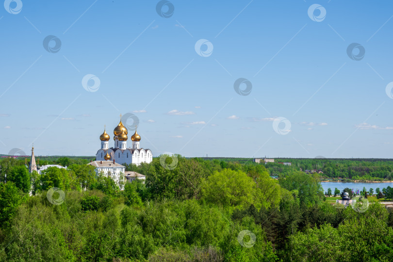 Скачать Ярославль, Ярославская область, Россия - 22.05.2025. Вид на Успенский собор в Ярославле на фоне пышной зелени фотосток Ozero