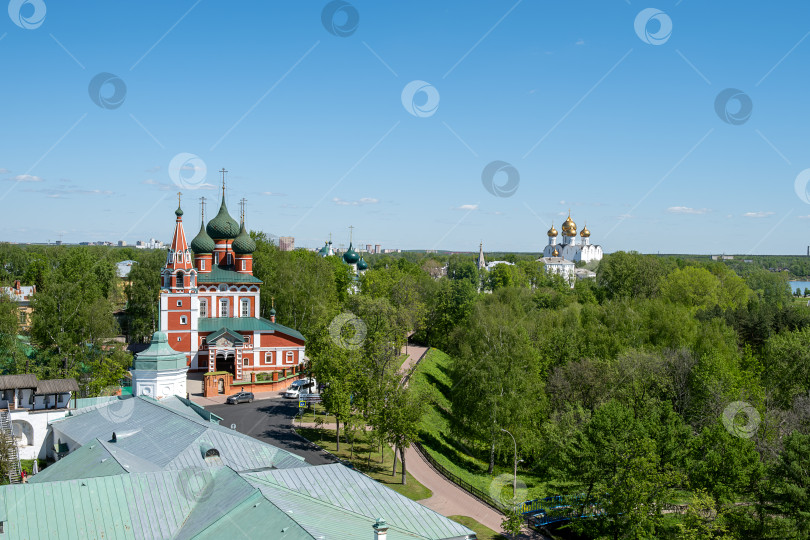Скачать Ярославль, Ярославская область, Россия - 22.05.2025. Вид на церковь Михаила Архангела и Успенский собор. фотосток Ozero