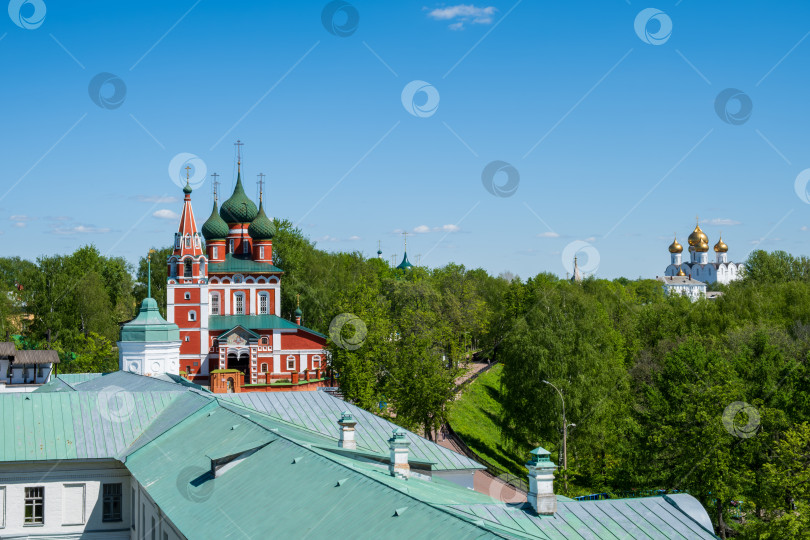 Скачать Ярославль, Ярославская область, Россия - 22.05.2025. Вид на церковь Михаила Архангела и Успенский собор. фотосток Ozero