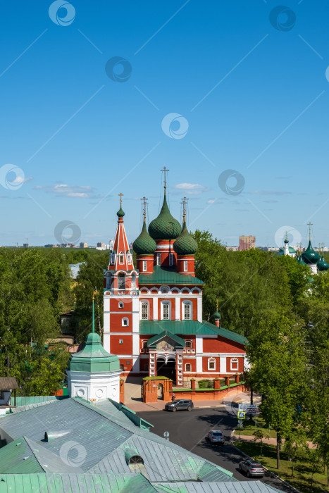 Скачать Ярославль, Ярославская область, Россия - 22.05.2025. Вид с высоты птичьего полета на церковь Михаила Архангела в Ярославле. фотосток Ozero