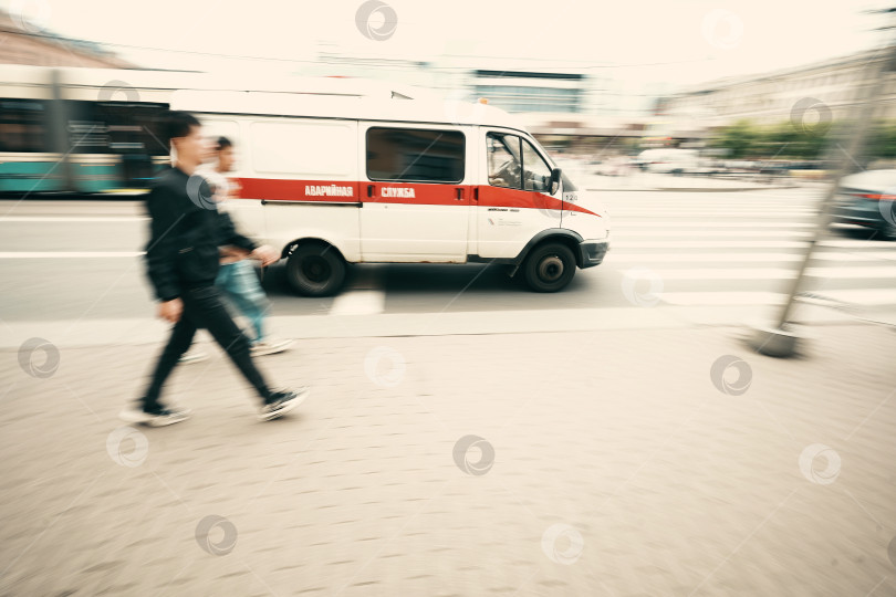 Скачать Аварийная служба спешит на помощь фотосток Ozero