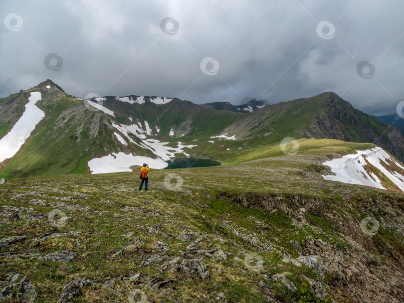 Скачать Фотограф-путешественник делает снимок в горах фотосток Ozero