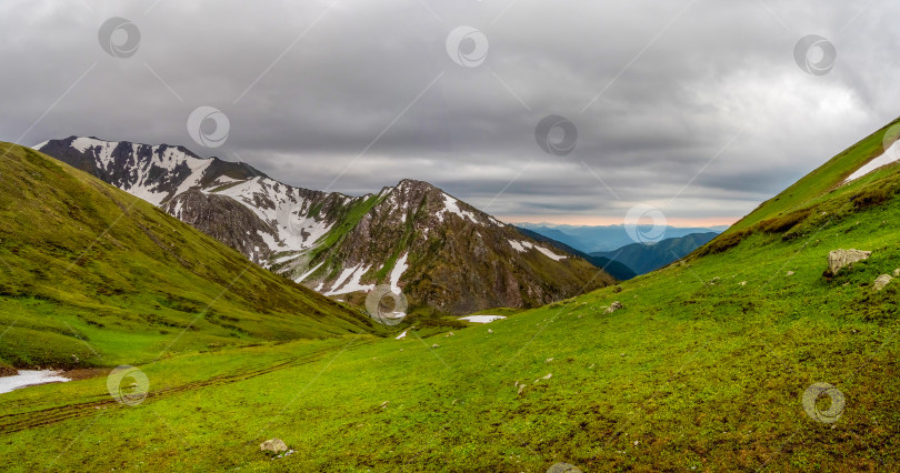 Скачать Панорамный горный пейзаж в переменчивую погоду фотосток Ozero