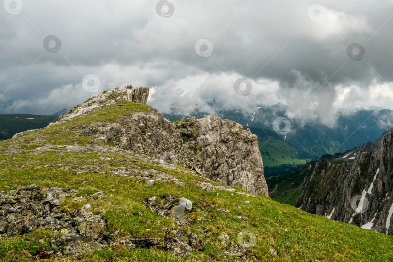 Скачать Скалистый утес над живописной горной долиной фотосток Ozero