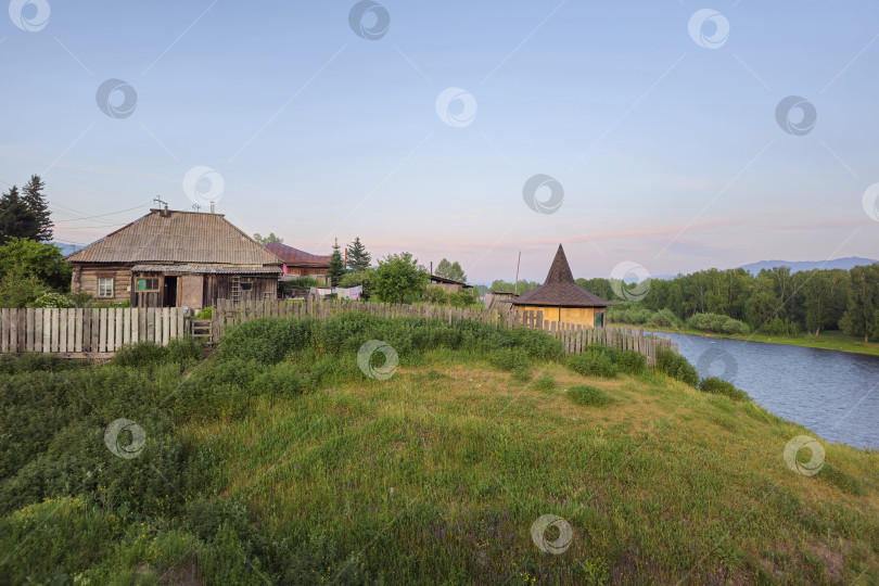 Скачать Деревянный дом над рекой. фотосток Ozero