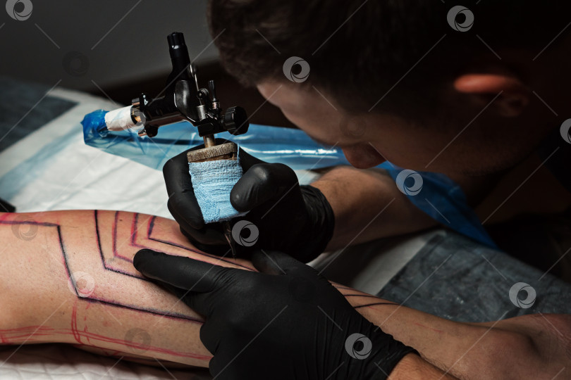 Скачать Процесс нанесения татуировки крупным планом фотосток Ozero