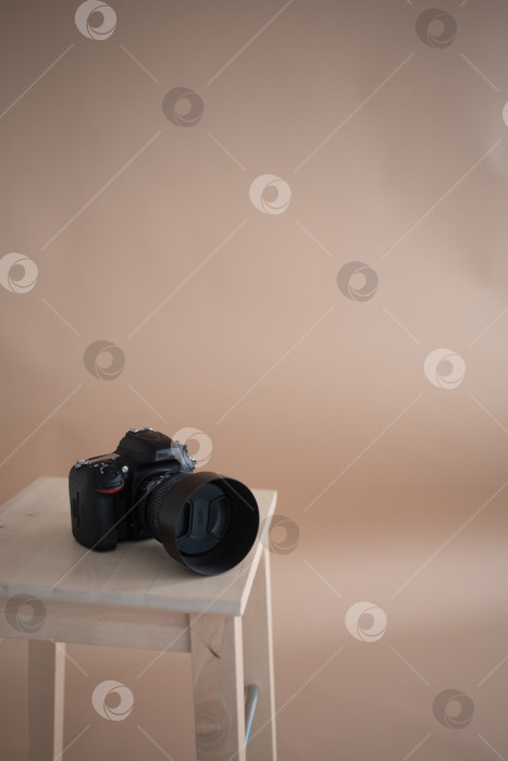 Скачать Фотоаппарат с объективом и флэш-накопителями. коричневый фон фотосток Ozero