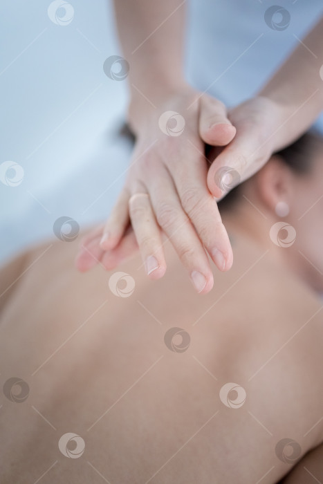 Скачать Руки массажистки крупным планом. он растирает масло по ладоням фотосток Ozero