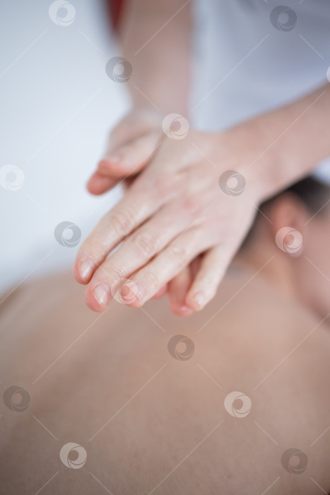 Скачать Руки массажистки крупным планом. он растирает масло по ладоням фотосток Ozero