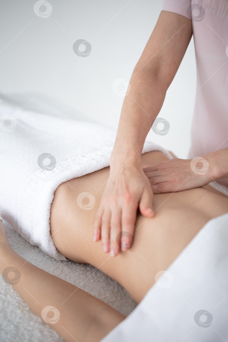 Скачать Женщина, получающая массаж живота в салоне красоты фотосток Ozero