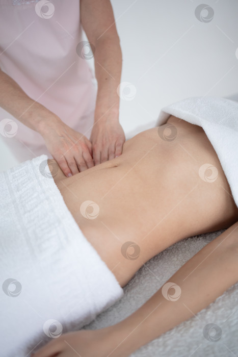 Скачать Женщина, получающая массаж живота в салоне красоты фотосток Ozero