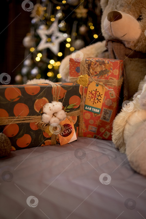 Скачать Новогодняя открытка, плюшевый мишка, сидящий рядом с новогодними подарками, фотосток Ozero