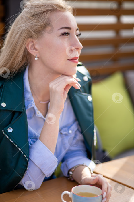 Скачать Женщина в кафе пьет кофе фотосток Ozero