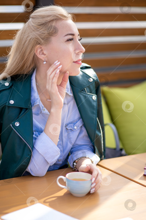 Скачать Женщина в кафе пьет кофе фотосток Ozero