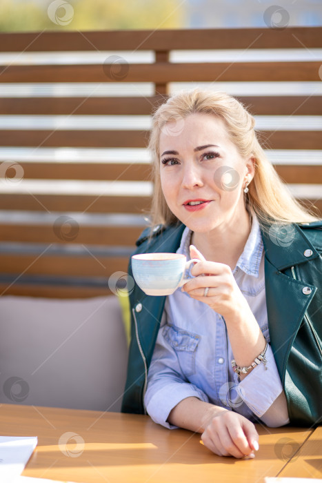 Скачать Женщина в кафе пьет кофе фотосток Ozero