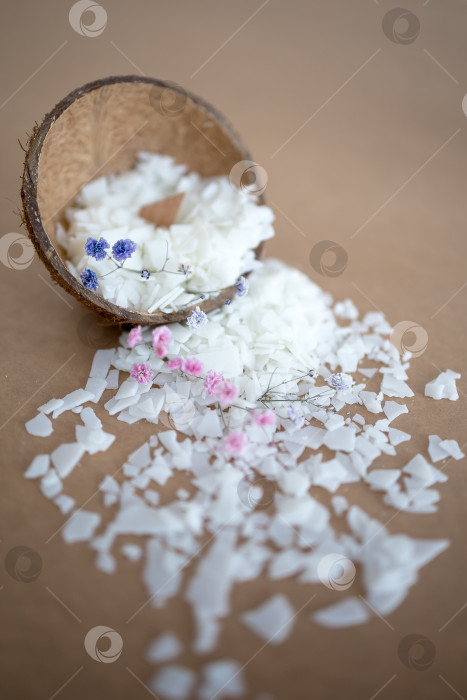 Скачать Пролитый кокосовый воск в скорлупе кокоса. Свеча не залита фотосток Ozero