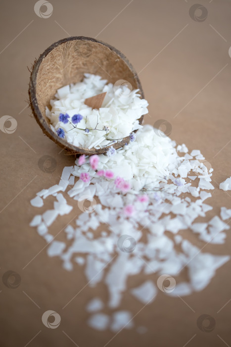 Скачать Пролитый кокосовый воск в скорлупе кокоса. Свеча не залита фотосток Ozero