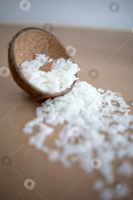 Скачать Пролитый кокосовый воск в скорлупе кокоса. Свеча не залита фотосток Ozero