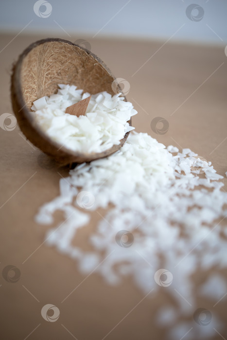 Скачать Пролитый кокосовый воск в скорлупе кокоса. Свеча не залита фотосток Ozero