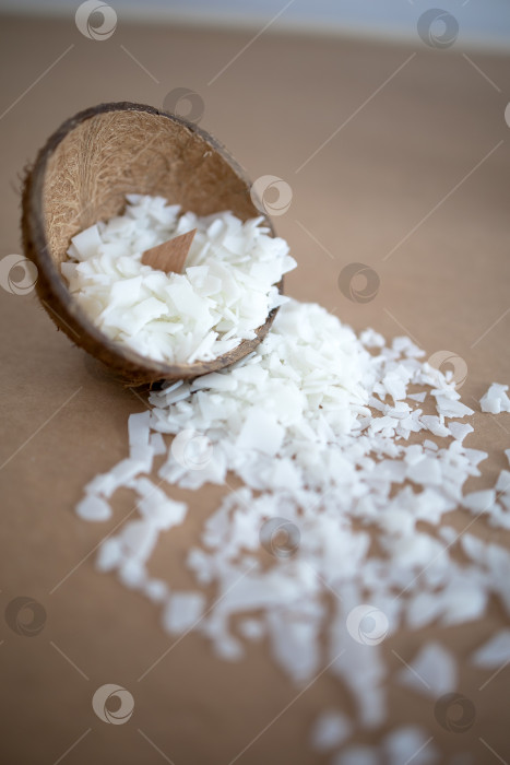 Скачать Пролитый кокосовый воск в скорлупе кокоса. Свеча не залита фотосток Ozero