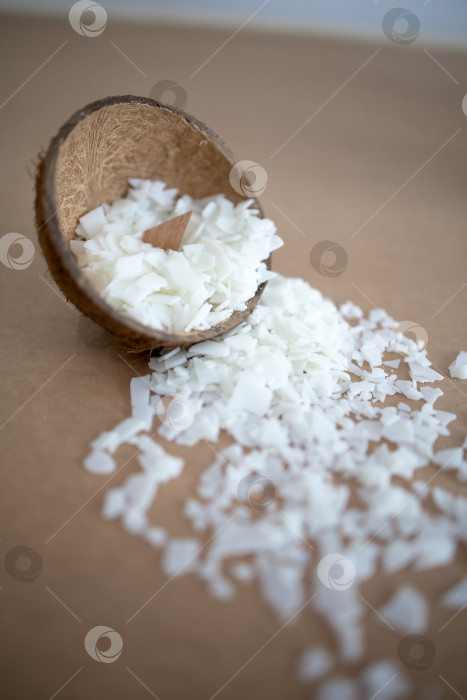 Скачать Пролитый кокосовый воск в скорлупе кокоса. Свеча не залита фотосток Ozero