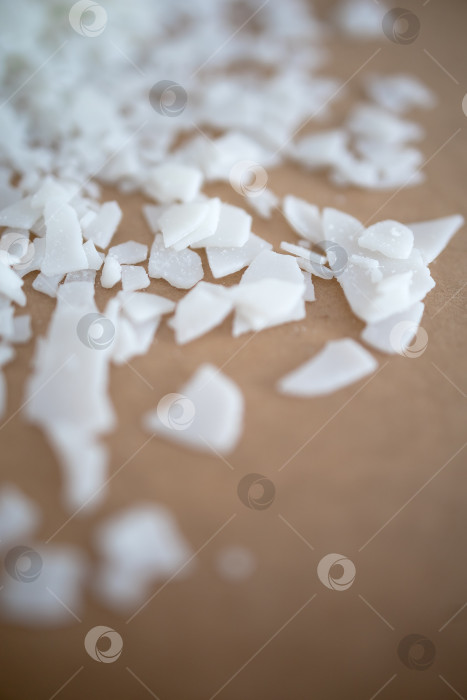 Скачать Крупный план пчелиного воска и лаванды на блюдце фотосток Ozero