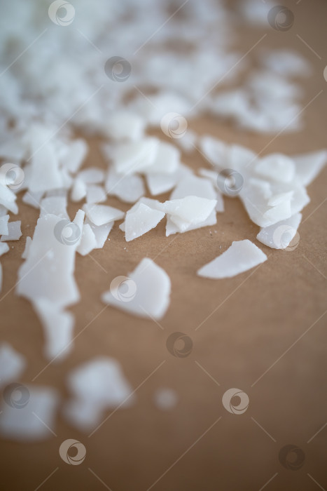 Скачать Крупный план пчелиного воска и лаванды на блюдце фотосток Ozero