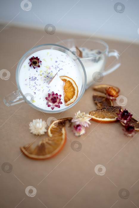 Скачать Свеча в кружке на оранжевом однотонном фоне фотосток Ozero