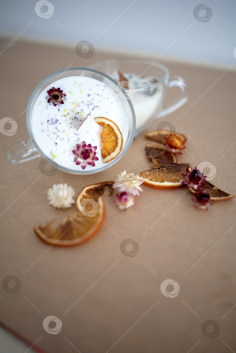 Скачать Свеча в кружке на оранжевом однотонном фоне фотосток Ozero