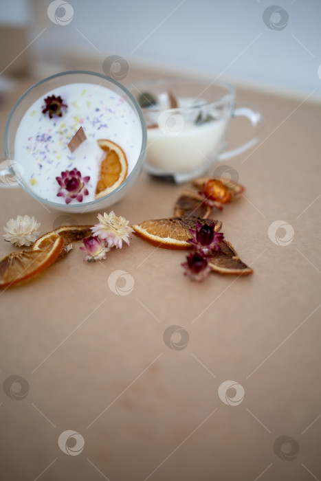 Скачать Свеча в кружке на оранжевом однотонном фоне фотосток Ozero