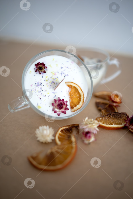 Скачать Свеча в кружке на оранжевом однотонном фоне фотосток Ozero