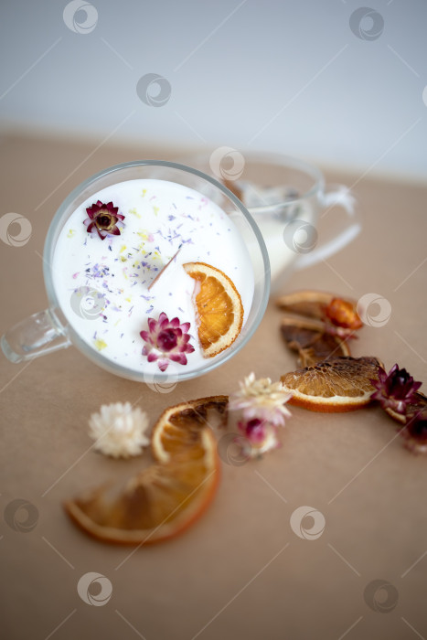 Скачать Свеча в кружке на оранжевом однотонном фоне фотосток Ozero