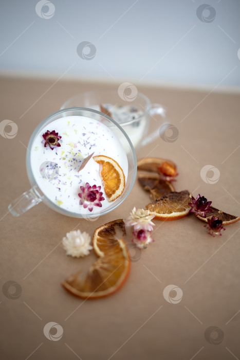 Скачать Свеча в кружке на оранжевом однотонном фоне фотосток Ozero