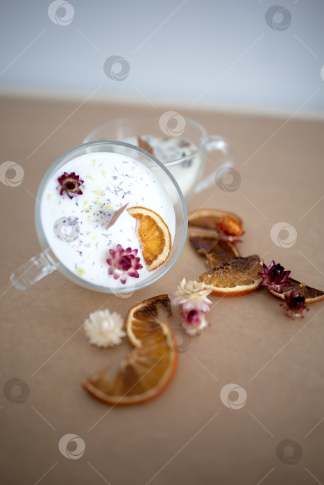 Скачать Свеча в кружке на оранжевом однотонном фоне фотосток Ozero