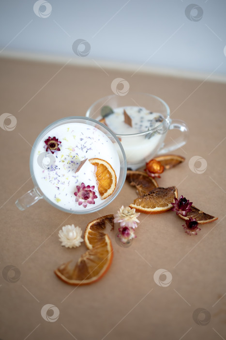 Скачать Свеча в кружке на оранжевом однотонном фоне фотосток Ozero