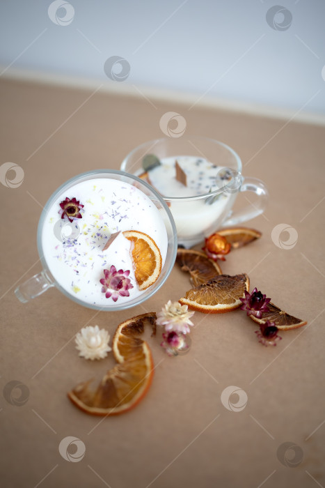 Скачать Свеча в кружке на оранжевом однотонном фоне фотосток Ozero