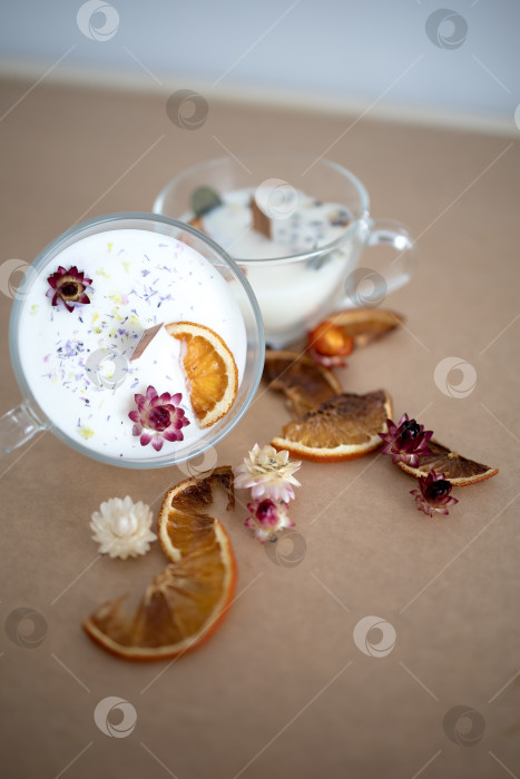 Скачать Свеча в кружке на оранжевом однотонном фоне фотосток Ozero