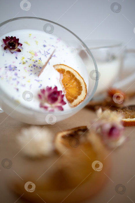 Скачать Свеча в кружке на оранжевом однотонном фоне фотосток Ozero