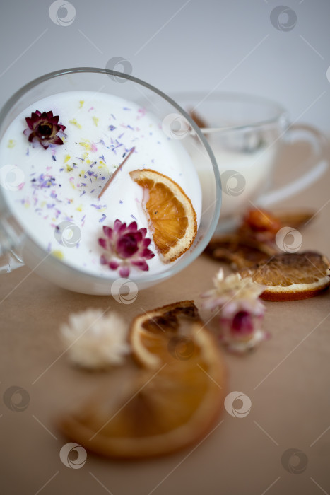 Скачать Свеча в кружке на оранжевом однотонном фоне фотосток Ozero