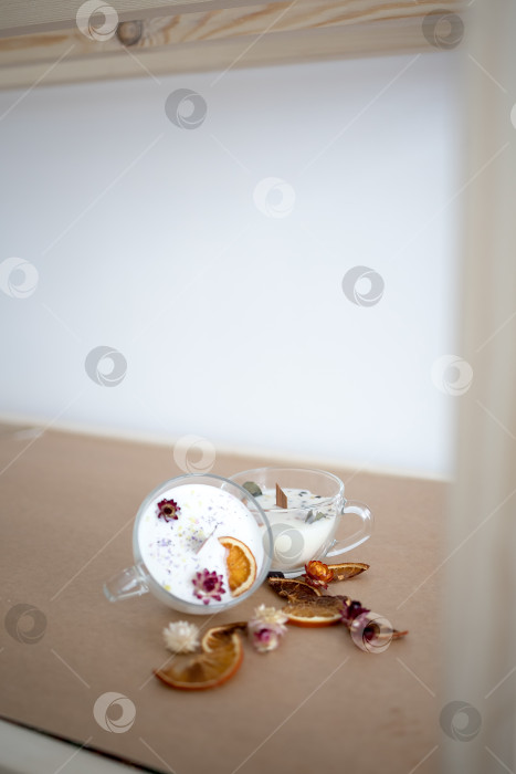 Скачать Свеча в кружке на оранжевом однотонном фоне фотосток Ozero