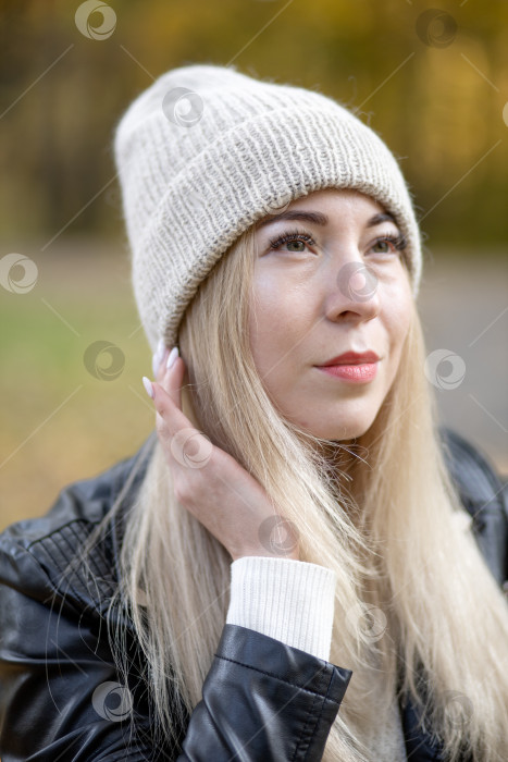 Скачать Макет одежды женщины в белой шерстяной шапочке фотосток Ozero