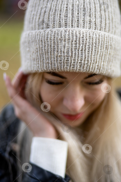 Скачать Макет одежды женщины в белой шерстяной шапочке фотосток Ozero