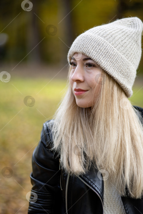 Скачать Макет одежды женщины в белой шерстяной шапочке фотосток Ozero