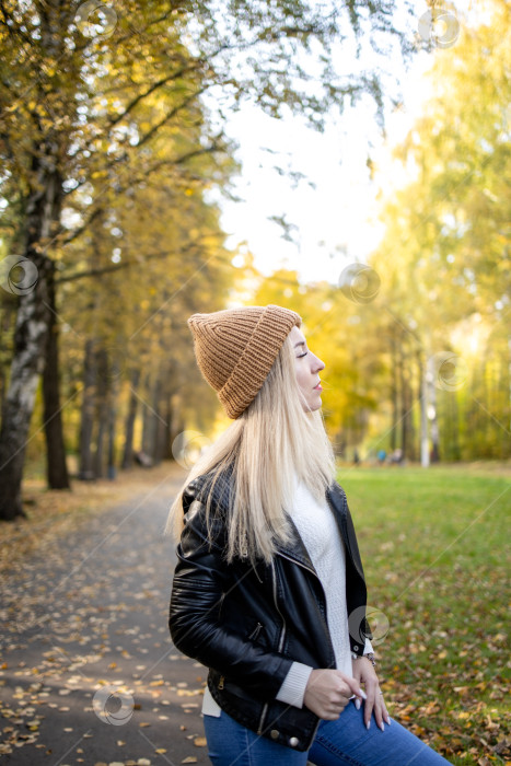 Скачать Макет одежды женщины в коричневой шерстяной шапочке фотосток Ozero