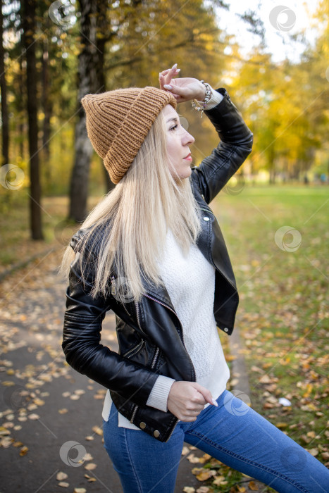 Скачать Макет одежды женщины в коричневой шерстяной шапочке фотосток Ozero