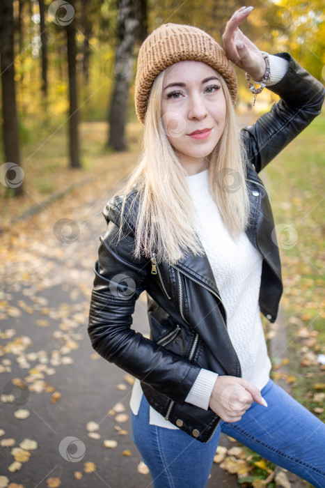 Скачать Макет одежды женщины в коричневой шерстяной шапочке фотосток Ozero