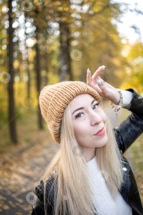 Скачать Макет одежды женщины в коричневой шерстяной шапочке фотосток Ozero