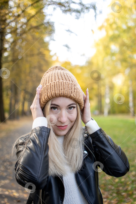 Скачать Макет одежды женщины в коричневой шерстяной шапочке фотосток Ozero