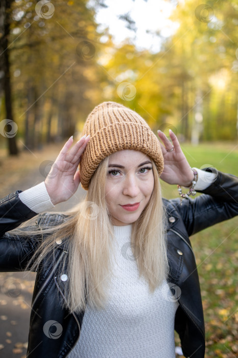 Скачать Макет одежды женщины в коричневой шерстяной шапочке фотосток Ozero