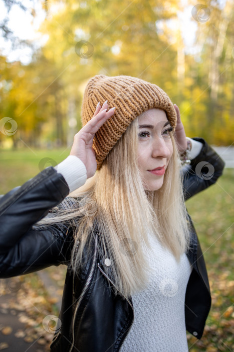 Скачать Макет одежды женщины в коричневой шерстяной шапочке фотосток Ozero